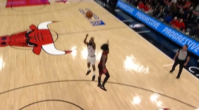 没谱！哈登正面迎着防守强投 三不沾直接扔出界了