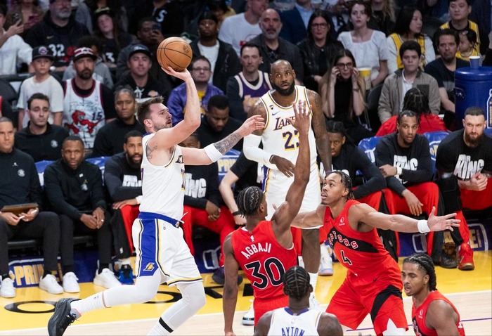 kaiyun登录入口-掀翻东部第4，湖人收获很丰富，练出了新阵容，一事情也能做好|八村塁|猛龙|多伦多猛龙队|洛杉矶湖人队|贾里德·范德比尔特_新浪体育_新浪新闻