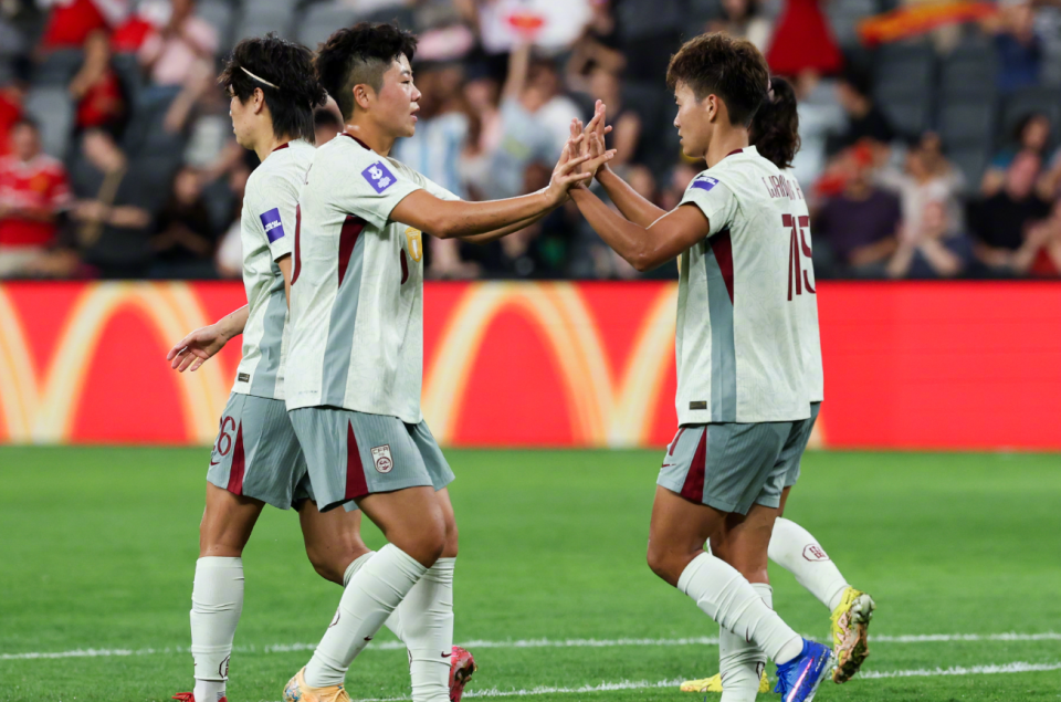 中国女足半场2球领先！王霜进球被吹后轰世界波，张睿建功